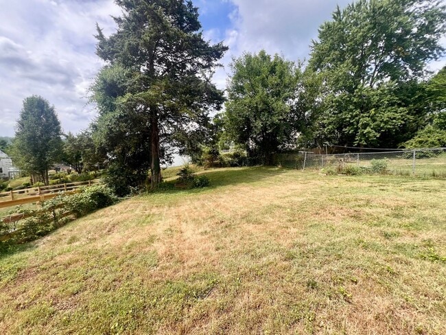 Building Photo - 810 Stonehenge Ave