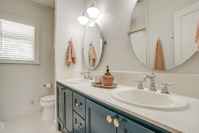 Building Photo - Beautifully Updated 3 Bedroom Home in the Heart of TCU