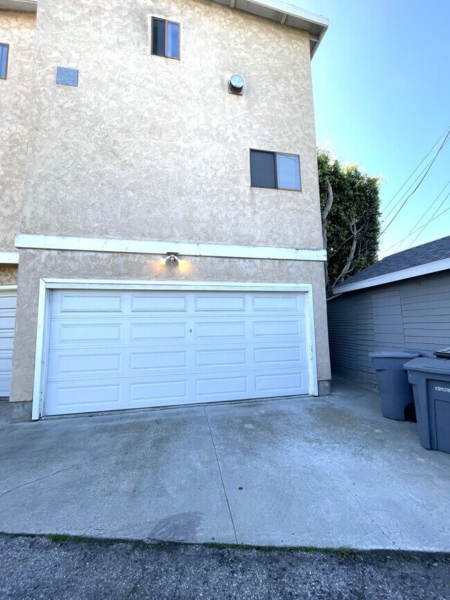 Building Photo - 1967 Plaza del Amo Plz