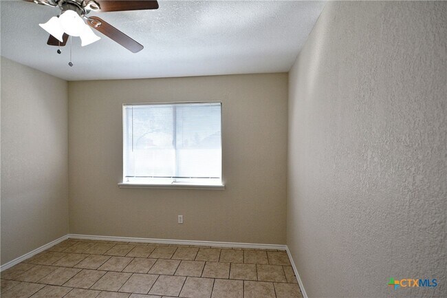 Building Photo - 525 Buttercup Ln