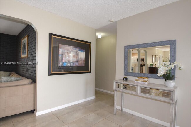 Building Photo - 609 S Crescent Dr