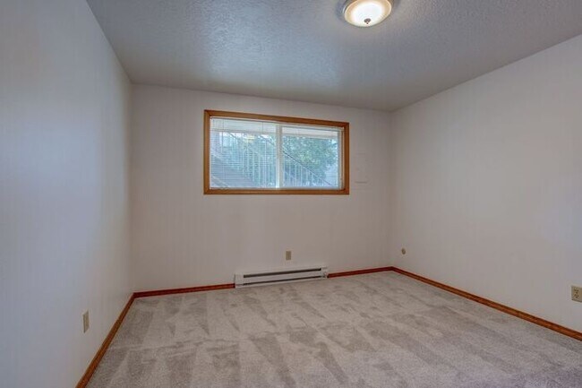 Building Photo - 2 bedroom one bath! Hurry Wont Last!