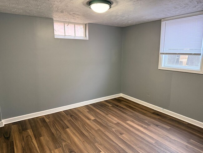 Building Photo - Newly Remodeled 4 bedroom