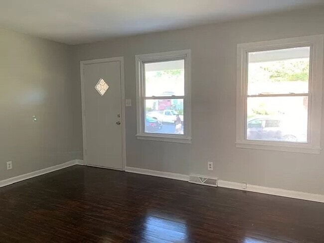 Building Photo - Cute & Cozy 3BR / 1.5BA • Hardwood Floors • Big Fenced Yard • Lawncare Included!