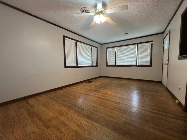 Building Photo - 1450 Gold Ave