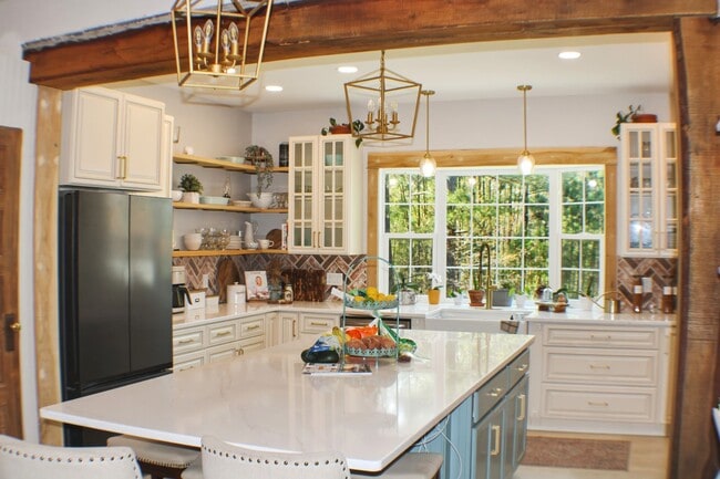 Building Photo - 5 bedroom on 2 acres