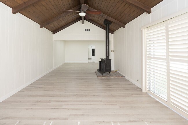 Building Photo - Beautifully Remodeled 3 Bedroom, 2 Bathroo...