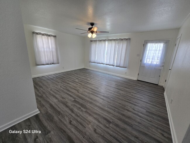 Building Photo - 1906 S Washington St