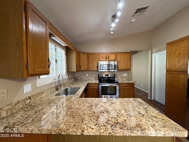 Building Photo - 3101 E Siesta Ln