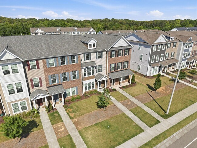 Building Photo - Modern 4BR Townhome with Washer/Dryer & Pet-Friendly Living in Morrisville!