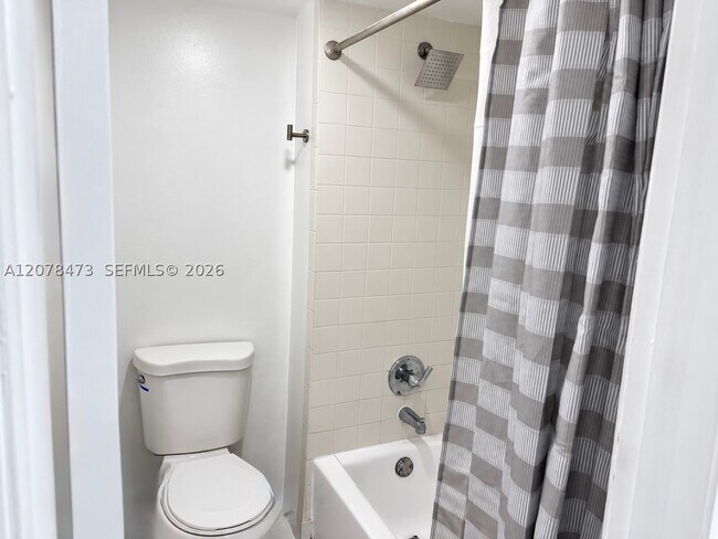 Building Photo - 205 Lakeview Dr