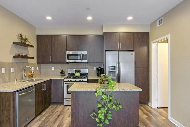 Building Photo - Spacious 2 Bedroom + Office/Den Townhome i...