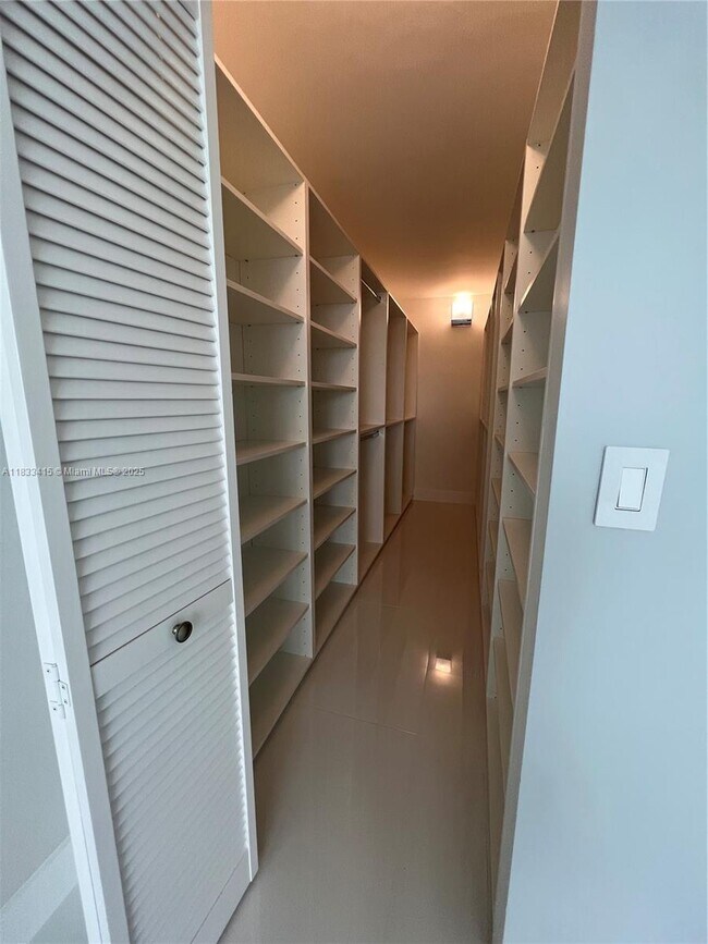 Building Photo - 4200 Hillcrest Dr