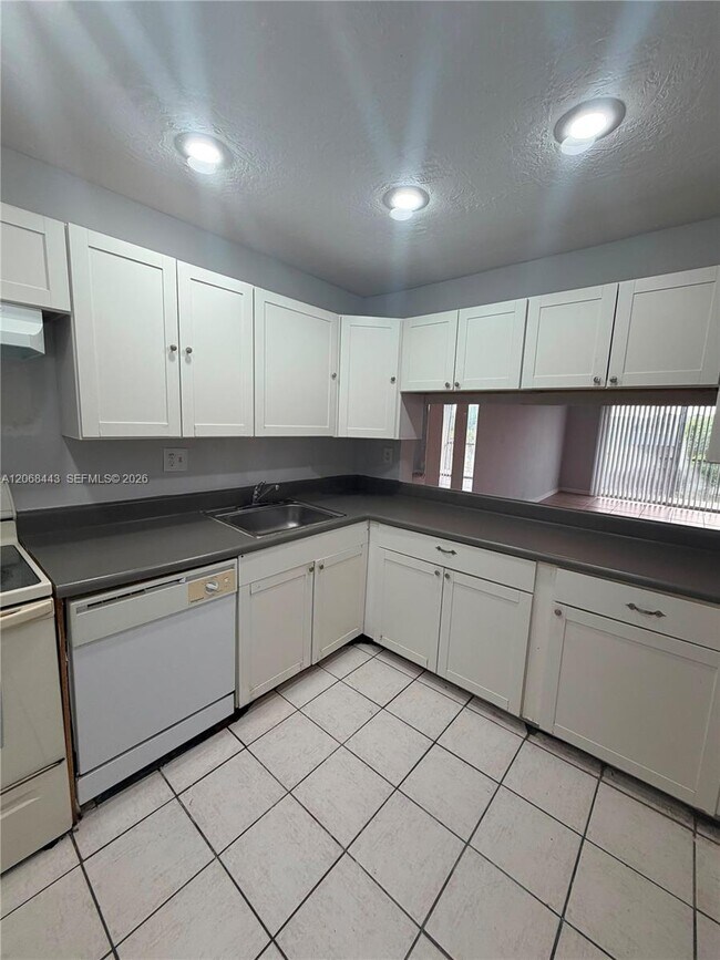 Building Photo - 8020 N Colony Cir