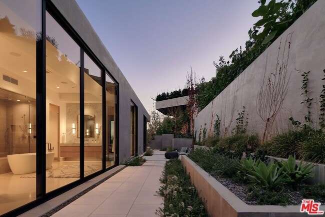 Building Photo - 10901 Chalon Rd