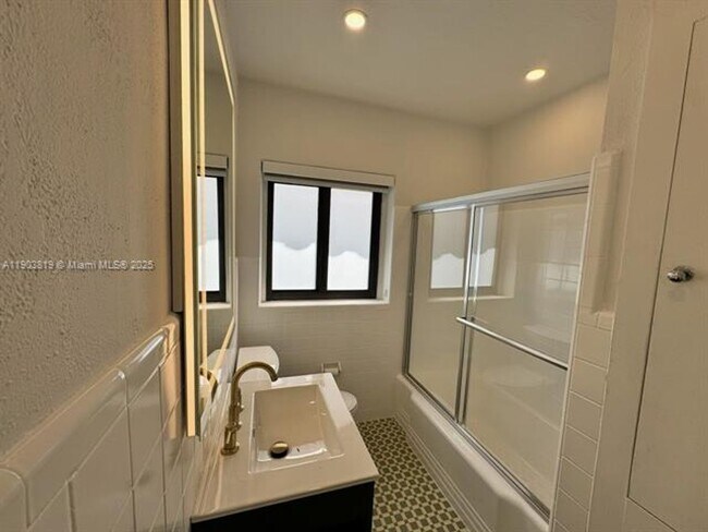 Building Photo - 2210 SW 25th St