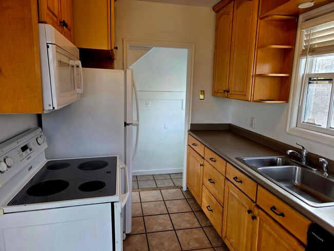 Building Photo - 2528 Beverly St E