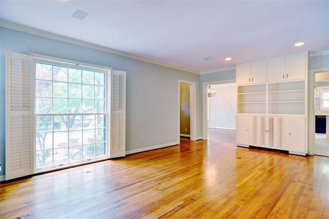 Building Photo - 3197 Westcliff Rd W