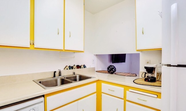 Primary Photo - 470 S Calle Encilia