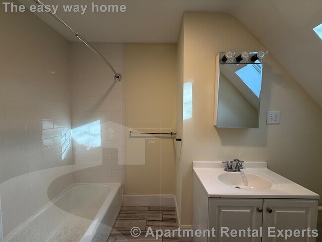 Building Photo - 102 Sycamore St