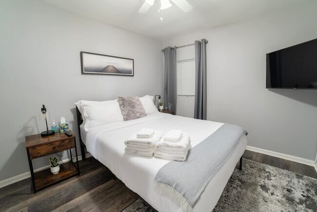 Building Photo - 2002 W Cermak Rd