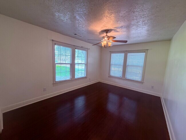 Building Photo - 212 W Hunnicutt Ave