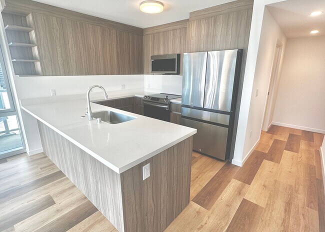 Building Photo - RARELY AVAIL 1 BED/1 BATH/1 PRKG OCEAN VIE...