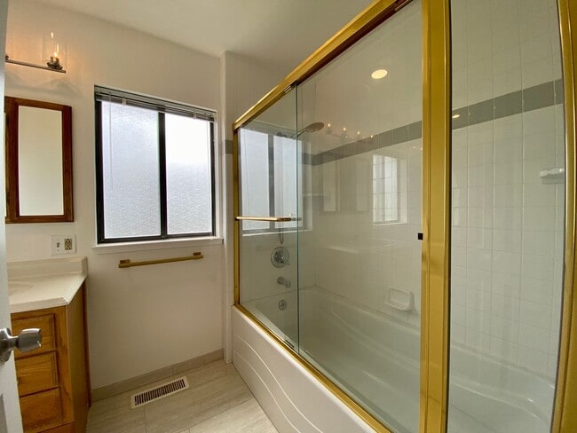 Building Photo - Renovated Single-Family Home on the Penins...