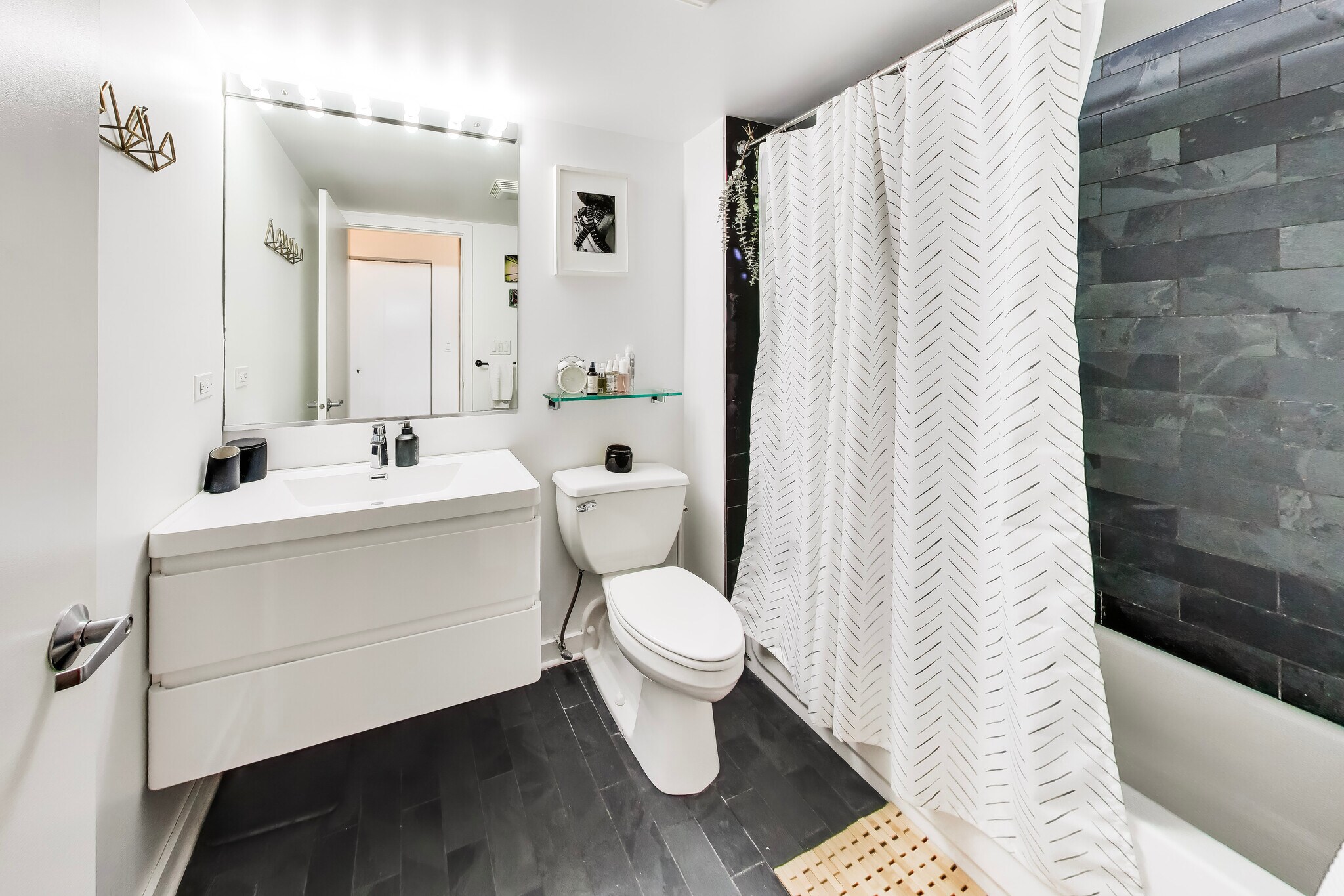 Building Photo - 1111 W 15th St