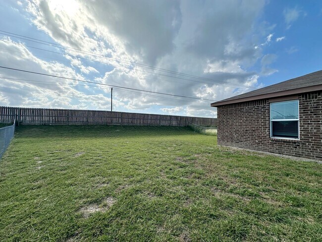 Building Photo - 901 Lasso Dr