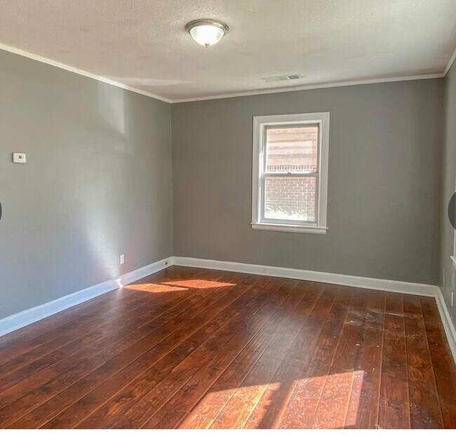 Building Photo - 1654 E McLemore Ave