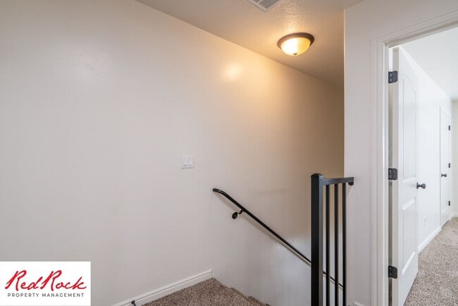 Building Photo - Conveniently located 3 Bedroom Townhome