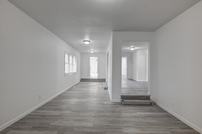 Building Photo - 1519 S Sergeant Ave
