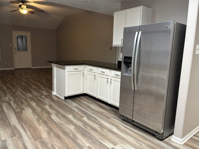 Building Photo - 2427 Halstead Dr