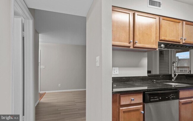 Building Photo - 1700 Ascot Way