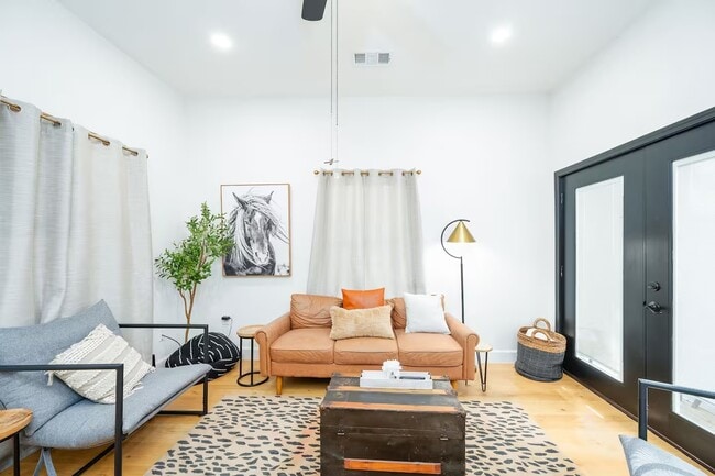 Building Photo - 502 Dark St