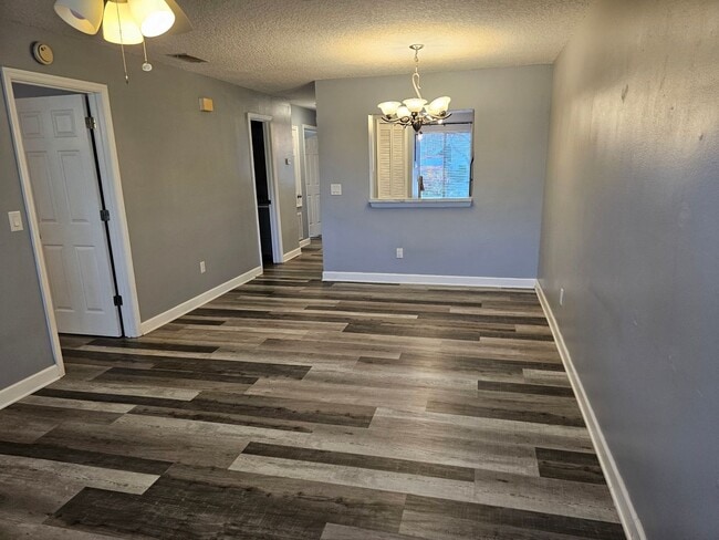 Building Photo - East Side 2 Bed 2 Bath Condo, Near Full Sa...