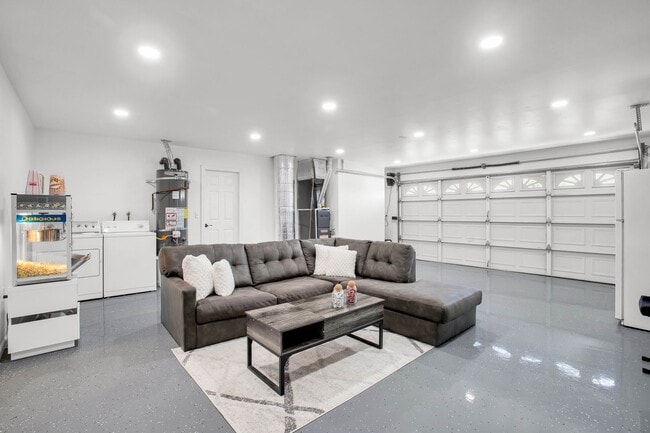 Building Photo - Western Hills Estate home/ 3 bedroom/ 2 ba...