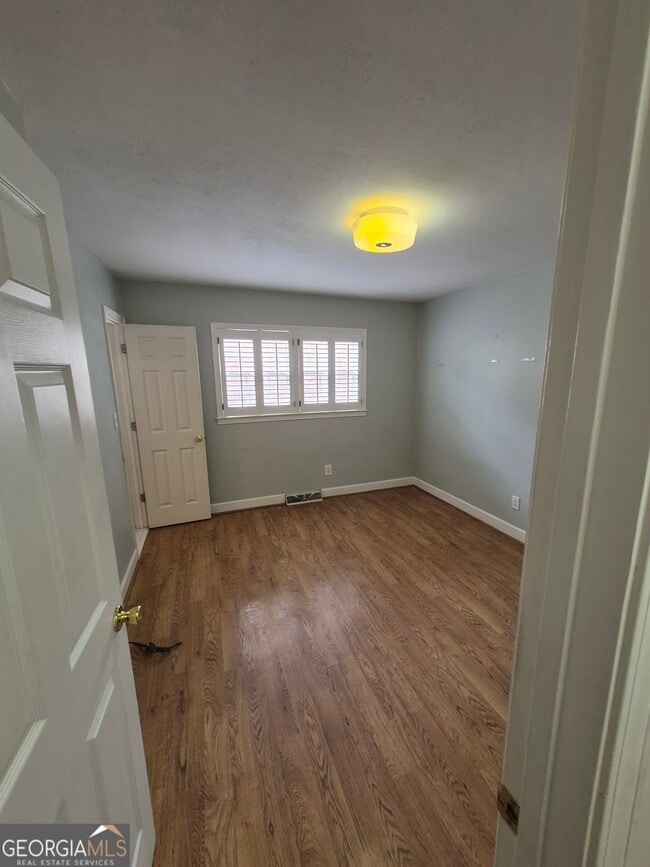 Building Photo - 930 Hill Pl