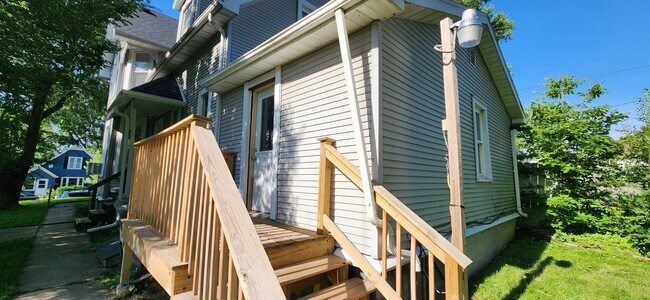 Building Photo - 814 13th Ave S