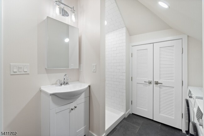 Building Photo - 826 George St