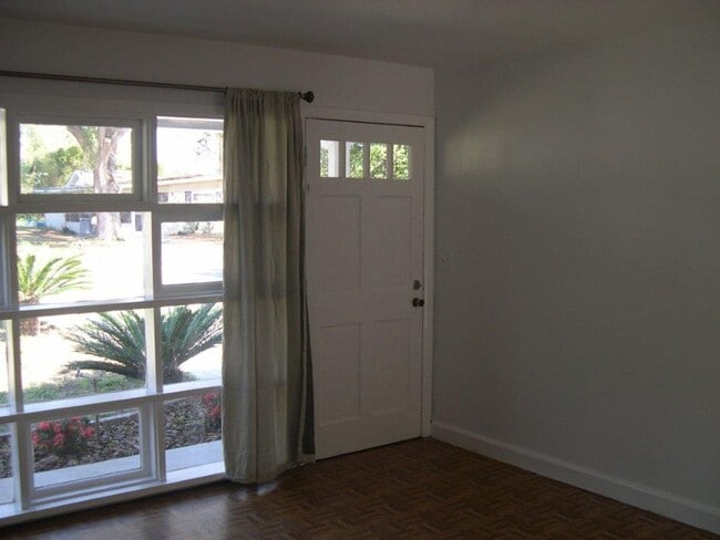 Building Photo - 220 Golden Days Dr