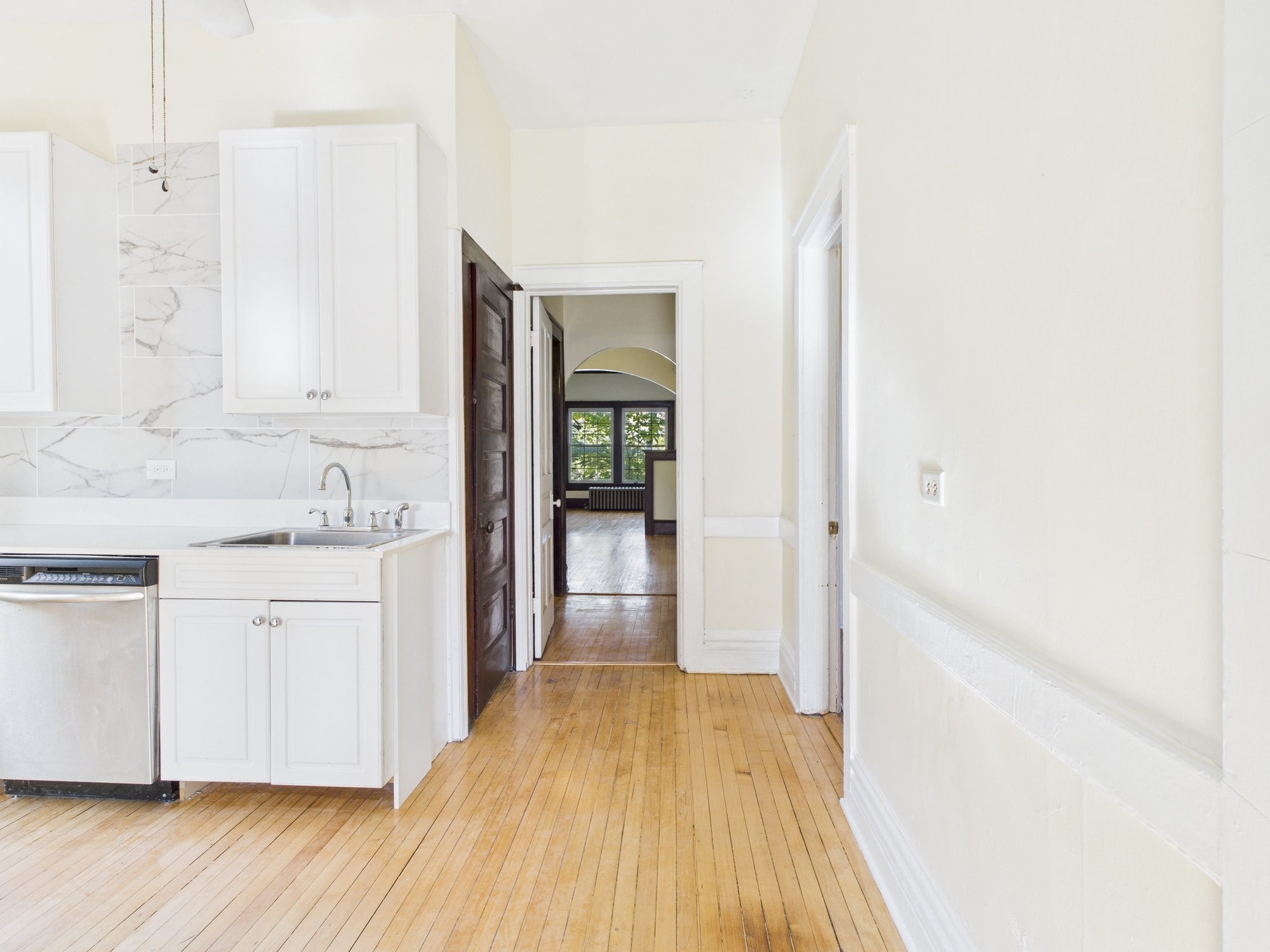 Building Photo - 1541 W Barry Ave