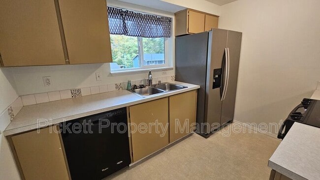 Building Photo - 1155 Silverleaf Ct E