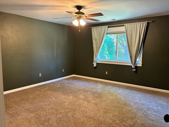 Building Photo - Beautiful East Medford 4 Bedroom 2 Bathroom Home