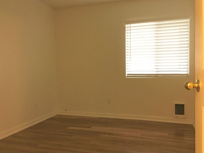 Building Photo - SPACIOUS 2 BEDROOM / 2 BATHROOM CONDO AVAILABLE $1,650.00 PER MONTH