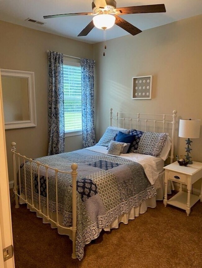 Building Photo - Amazing Furnished Town Home in Brunswick F...