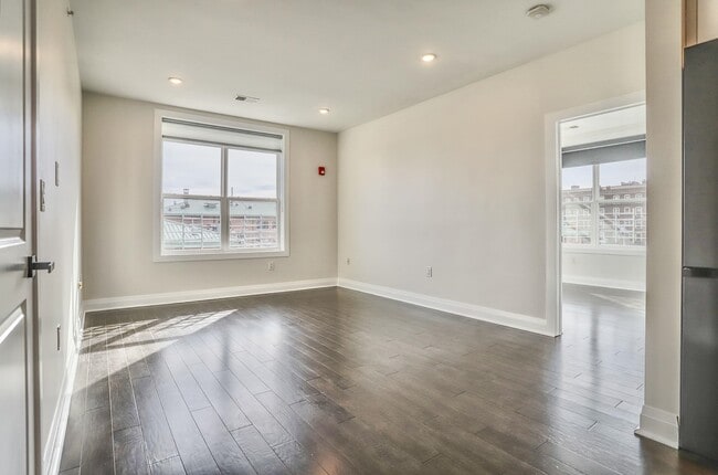 Building Photo - 1901 Summit Ave