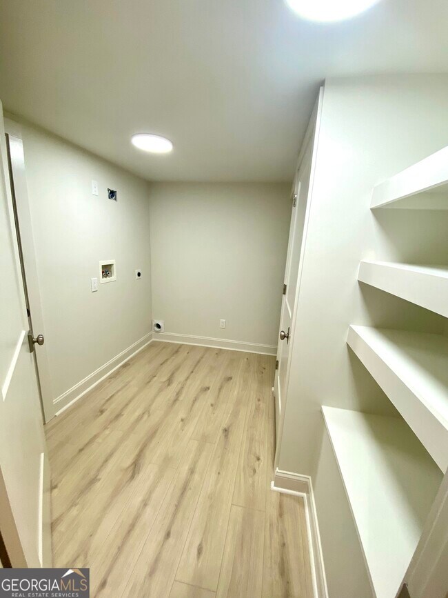 Building Photo - 886 Moore Rd