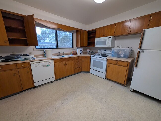 Building Photo - Spacious 3 Bedroom Normal Hill House with Large Garage